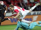 Slavia - Lille: Zdenk enkeík padá pes gólmana Butullea.