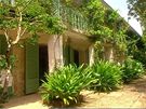 Půvabné domy na Barbadosu využívají v hojné míře zeleň 