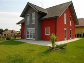 Charakteristickým znakem domu je barevn� odli�ený dvoupodla�ní arký� se sedlovou st�echou 