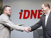 Stanislav ehák, vítz fotosoute Mj ráj na Zemi, pebírá poukaz na zájezd do rakouského Gasteinu od Jana Hrniíka, zástupce Rakouské národní turistické centrály. 