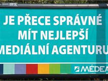 Původně billboard s Olgou Zubovou je přelepený reklamou agentury Médea. (21. září 2009)