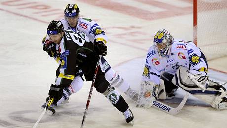 Liberec - Mladá Boleslav, zleva: hostující Luká Pabika, Jason DeSantis a Tero Leinonen