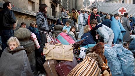 ekatelé. Uprchlíci z NDR ekají ped ambasádou Spolkové republiky Nmecko na povolení ke vstupu; Praha 4. íjna 1989