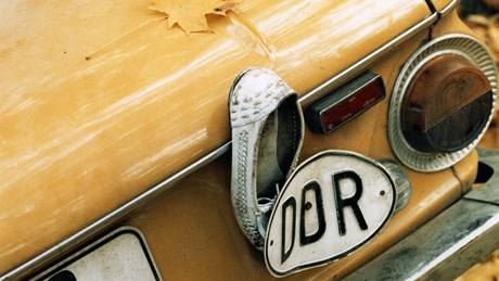 U ho nechtli. Oputný automobil Záporoec, který uprchlíci z NDR zanechali ped zahradou ambasády SRN; Praha 3. listopadu 1989.