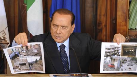 Premiér Silvio Berlusconi na tiskové konferenci v sicilské Messin (5.10.2009)