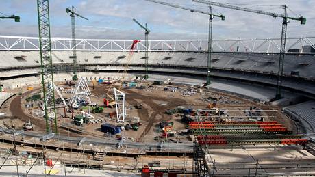 VE SKLUZU. Stavba olympijského stadionu bí podle plánu, dva sporty ale jet ekají na svoji londýnskou adresu.