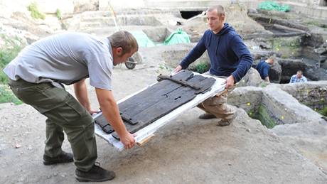 Archeologové vykopali na nádvoí zámku ve Veselí nad Moravou vzácné dvee ze 13. století