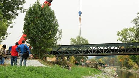 Sthování mostu pes eku SVitavu v Blansku