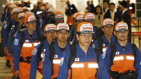 Japontí záchranái ped odletem na Sumatru (1. íjna 2009)