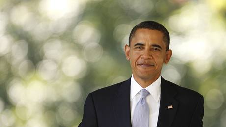 Americký prezident Barack Obama pozdraví posluchae koncertu ze záznamu