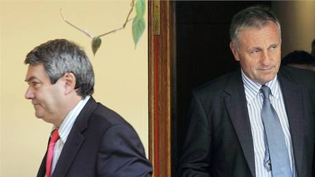 Předseda ODS Mirek Topolánek (vpravo) a předseda KSČM Vojtěch Filip odcházejí ze schůzky zástupců parlamentních stran s předsedou vlády Janem Fischerem. (24. září 2009)