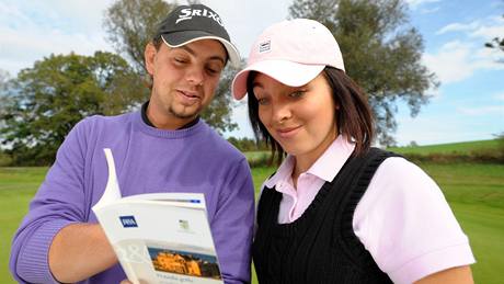 Profesionální trenér Jakub Vaanský a jeho teoretická pravidlová lekce Tereze.