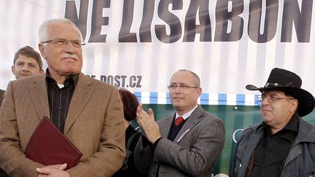 Prezident Václav Klaus s odpůrci Lisabonské smlouvy