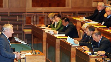 Ministr Eduard Janota v Senátu předtím, než horní komora hlasovala o jeho úsporném balíčku (5. října 2009)