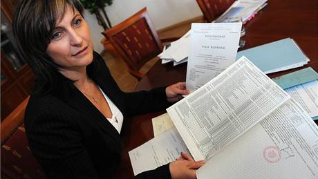 Primátorka Ivana �ápková ukázala noviná��m dokumentaci o svém studiu na právech Západo�eské univerzity (7. �íjna 2009)