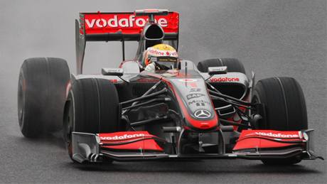 Polák Kubica s vozem BMW-Sauber vjídí v tréninku do box Velké ceny Japonska.