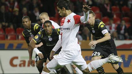 Slavia - Lille: Tijany Belaid kope penaltu.