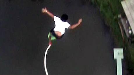 Rishi Baveja se vysmekl pi bungee jumpingu z lana