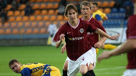 Hradecký Roman Fischer (vlevo) v souboji s Radime Nepoitkem z Opavy. Druholigový duel vyhrál domácí Hradec 2:1.