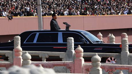Prezident Chu in-tchao pijel na námstí Nebeského klidu ve speciální limuzín (1. íjna 2009)