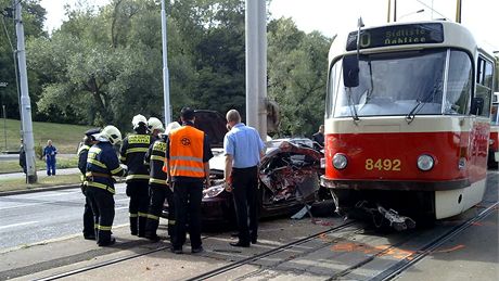Nehoda tramvaje a auta v Praze na Plzeňské ulici.