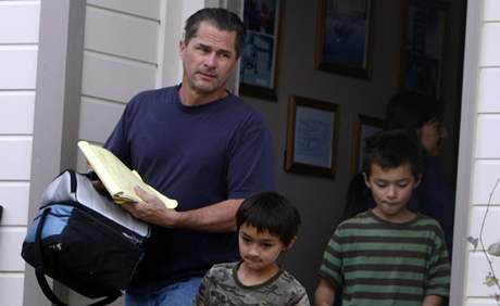 Richard Heene vychází ze svými dvma syny z domu ve Fort Collins.