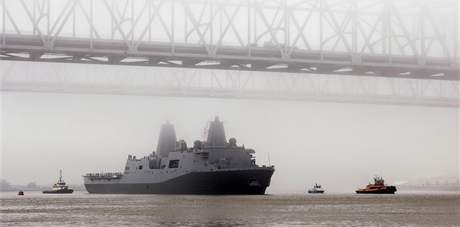 Válená lo USS New York na své první cest po Mississippi smrem do New Yorku (13. íjna 2009)