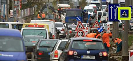 V kolonách na Vídeské ulici v Brn nabírají zpodní také znojemské autobusy. Ilustraní foto