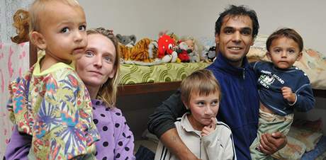 Alexandr Karász s pítelkyní Ivetou Komárkovou a spolenými dtmi v ubytovn pro lidi v nouzi v Kuimi