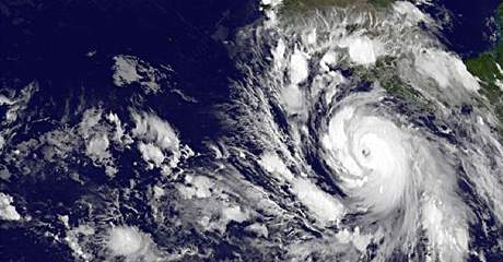Hurikán Rick zachytila druice NOAA, fouká rychlostí 185 km/hod. (17. íjna 2009)