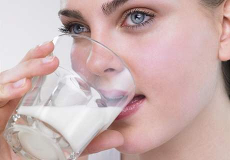 Pokud máte rýmu, mléko vám rozhodn neukodí (ilustraní fotografie)