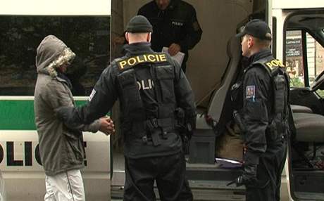 Hodoníntí cizinetí policisté vyhostili Slováka, který opakovan kradl. Ilustraní foto