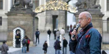 Pznivci i odprci Vclava Klause se seli na demonstraci na Hradanskm nmst