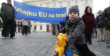 Pznivci i odprci Vclava Klause se seli na demonstraci na Hradanskm nmst