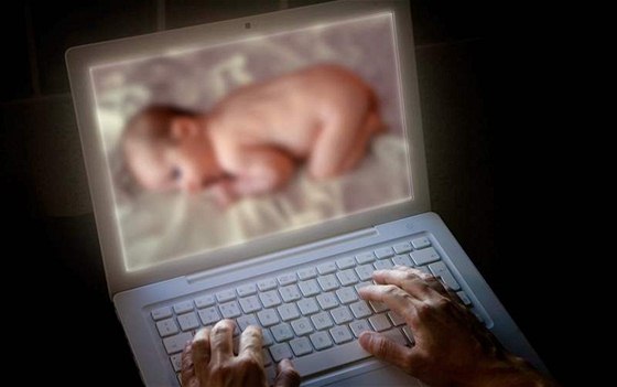 Muž rozeslal e-maily s dětskou pornografií nejméně 125 různým osobám. ilustrační snímek