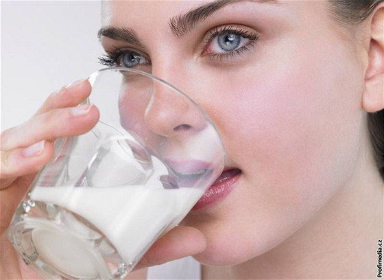 Vypití mléka může otravu chemikáliemi ještě zhoršit (Ilustrační fotografie)