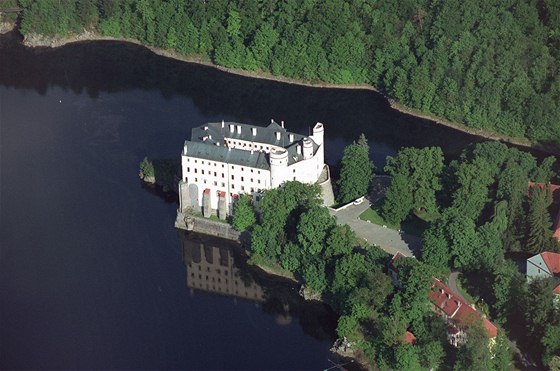 Okolí zámku Orlík zatopila v 50. letech Orlická pehrada. I s pozemky Schwarzenberg. 
