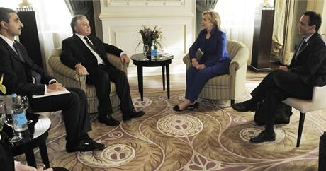 Americk ministryn zahrani Hillary Clintonov jedn s armnskou diplomaci o dohod s Tureckem. (10. jna 2009)