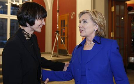 Americk ministryn zahrani Hillary Clintonov se svou vcarskou kolegyn Micheline Calmy-Reyovou po dojednn dohody Turecka a Armnie. (10. jna 2009)