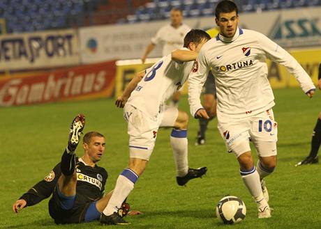 Ostrava - Liberec: Miroslav Holeák (na zemi) a Robert Zeher (s míem)