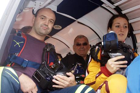 V letadle PAC 750 - Nikola jako student skydivingu a Pavel jeho profi kameraman