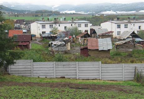 Betonov ze v obci Ostrovany, kter dl romsk a neromsk obyvatelstvo.