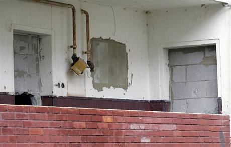 Dnes v domech v Matiční ulici, které před 10 lety nechala neštěmická radnice oddělit zdí, už téměř nikdo nebydlí. Okna jsou vymlácená nebo zazděná. (12. října 2009)