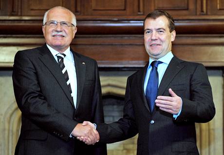 Vclav Klaus s Dimitrijem Medvedvem v sdle ruskho prezidenta v Barvie u Moskvy. (14. jna 2009)