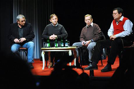 Zleva Jiří Křižan, Michael Žantovský, Václav Havel a Alexandr Vondra vystoupili v Divadle Na Zábradlí k 20. výročí politických změn v Československu. (15. října 2009)