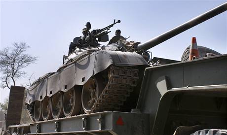 Tank pakistnsk armdy na cest do centra stet s Talibanem. (19. jna 2009)