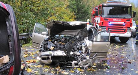 Nehoda dvou aut u Beova nad Teplou