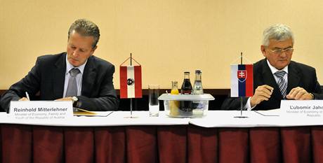 Slovensk ministr hospodstv ubomr Jahntek (vpravo) a jeho rakousk protjek Reinhold Mitterlehner podepisuj spoluprci v ropnm a plynrenskm prmyslu.