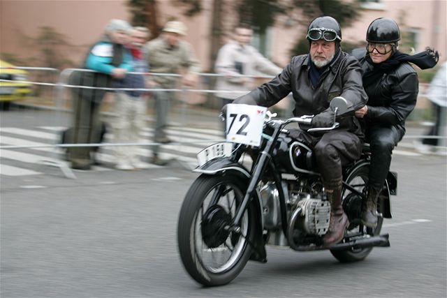 PRASKÁ NOBLESA. Závod eských i svtových veterán do roku výroby 1970 se jel podruhé.