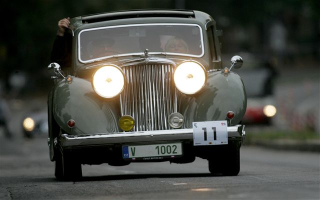 PRASKÁ NOBLESA. Závod eských i svtových veterán do roku výroby 1970 se jel podruhé.